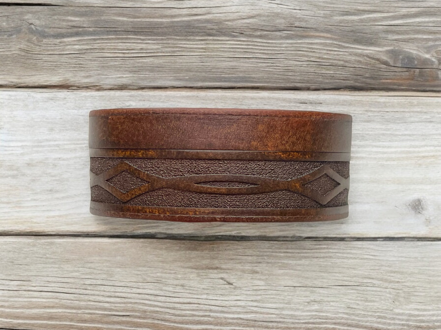Trapunto Band Saddleback Can